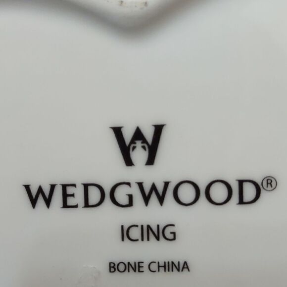 Wedgwood Icing Soft White Heart Ring Jewelry Trinket Box Silver Trim 4 1/2 x 4 - Picture 6 of 9